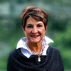 Trish Hollar headshot